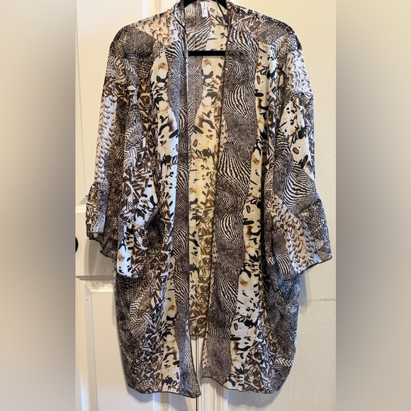 American Curvy Sweaters - American Curvy Animal Print Kimono. Size 3X.